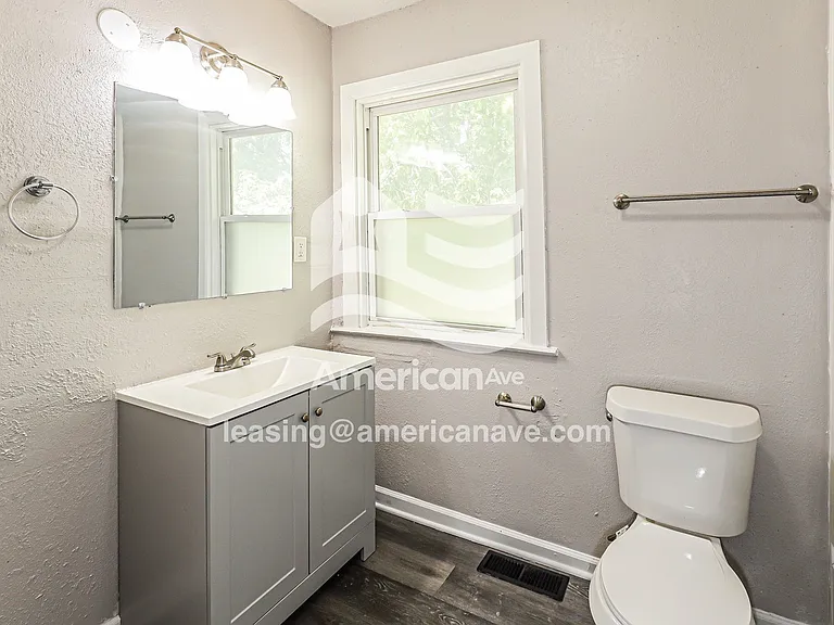 422673_014_bathroom_13.jpg