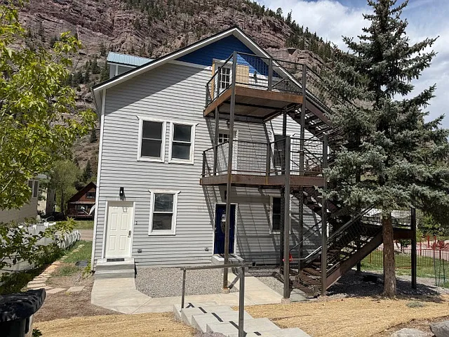 Exterior staircase - Unit 4 is accessed from 2nd floor
