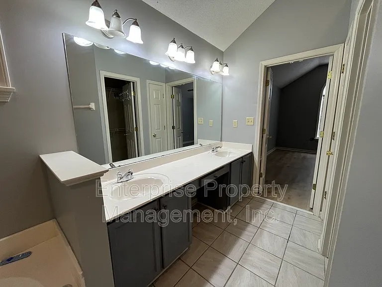 6986 Parkbrook Ln — Photo 20