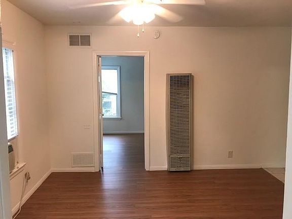 2nd image of 14339 Sylvan St Unit 3/4
