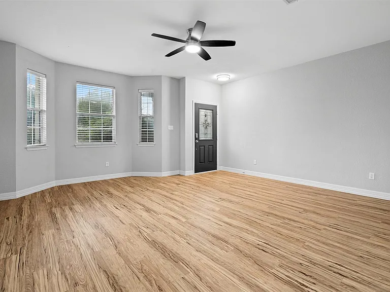 919 Washburn Dr — Photo 3