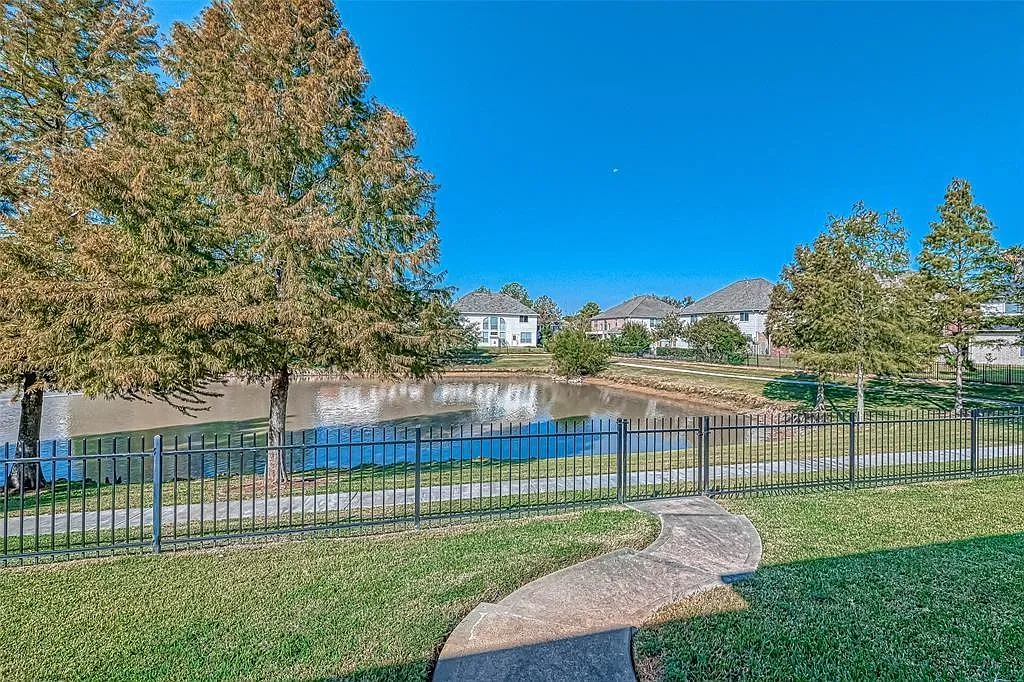 3 bed, 2.0 bath, 2404 sqft, $2,500 — Photo 3