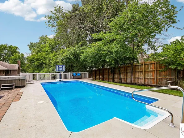602 Fountain Hills Dr, Warrensburg, MO 64093