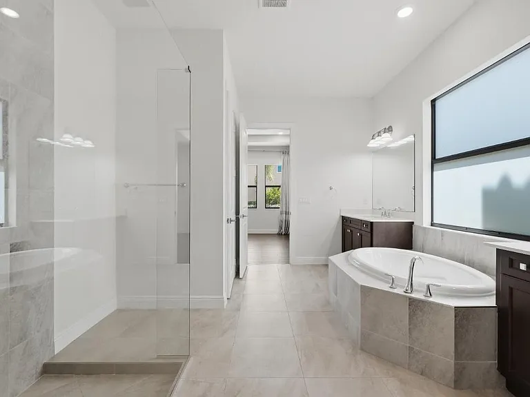 11760 Bayview Cir — Photo 6