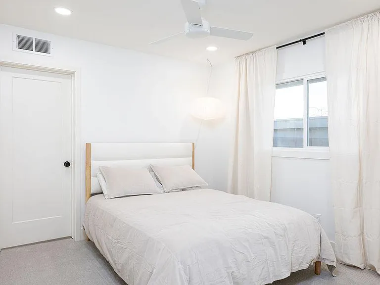 E Claire Dr — Photo 1