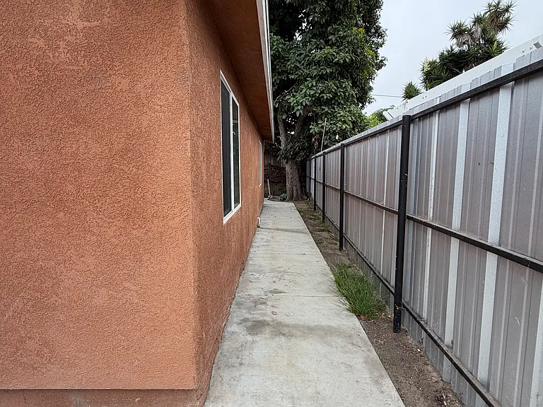 2134 E Shauer St — Photo 25