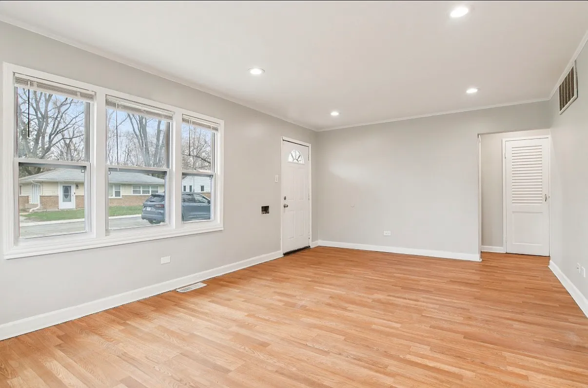 3 bed, 1294 sqft, $2,500 — Photo 2