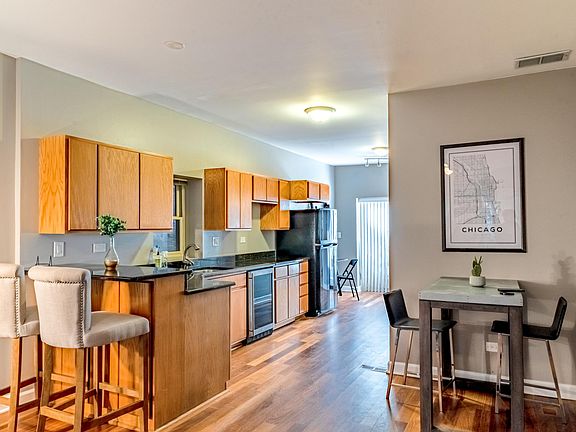 3rd image of 3528 S Prairie Ave #1