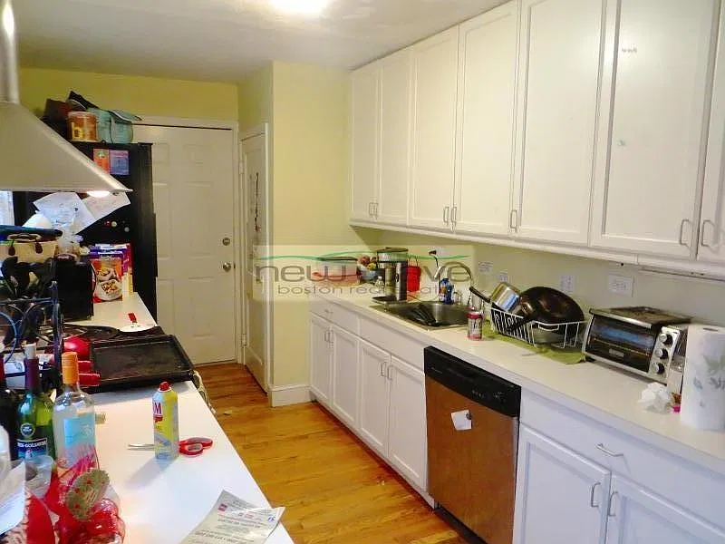 5 bed, 2000 sqft, $6,600 — Photo 2