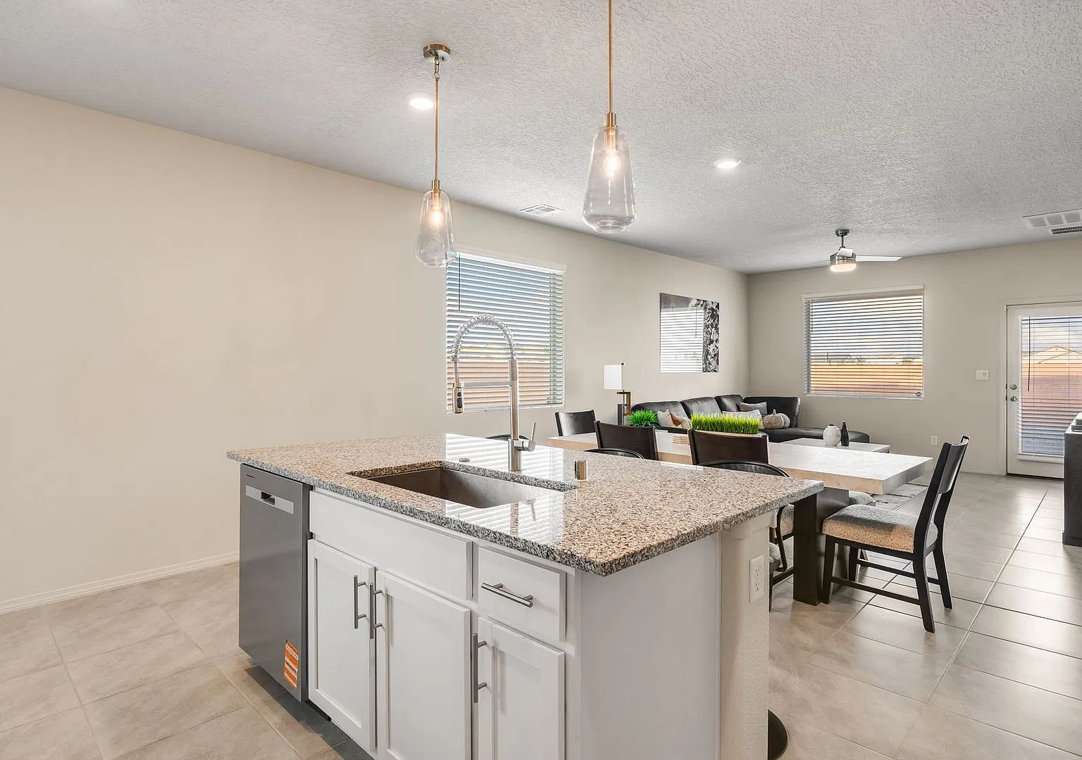 4 Bedroom, 2.5 Bathroom Home! Schedule a Showing Soon! — Photo 4