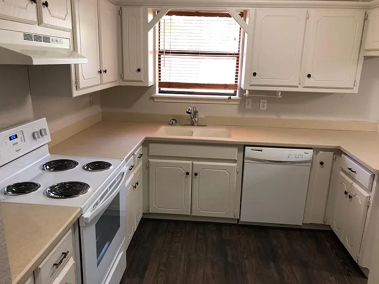 301 W Chantilly Way — Photo 8
