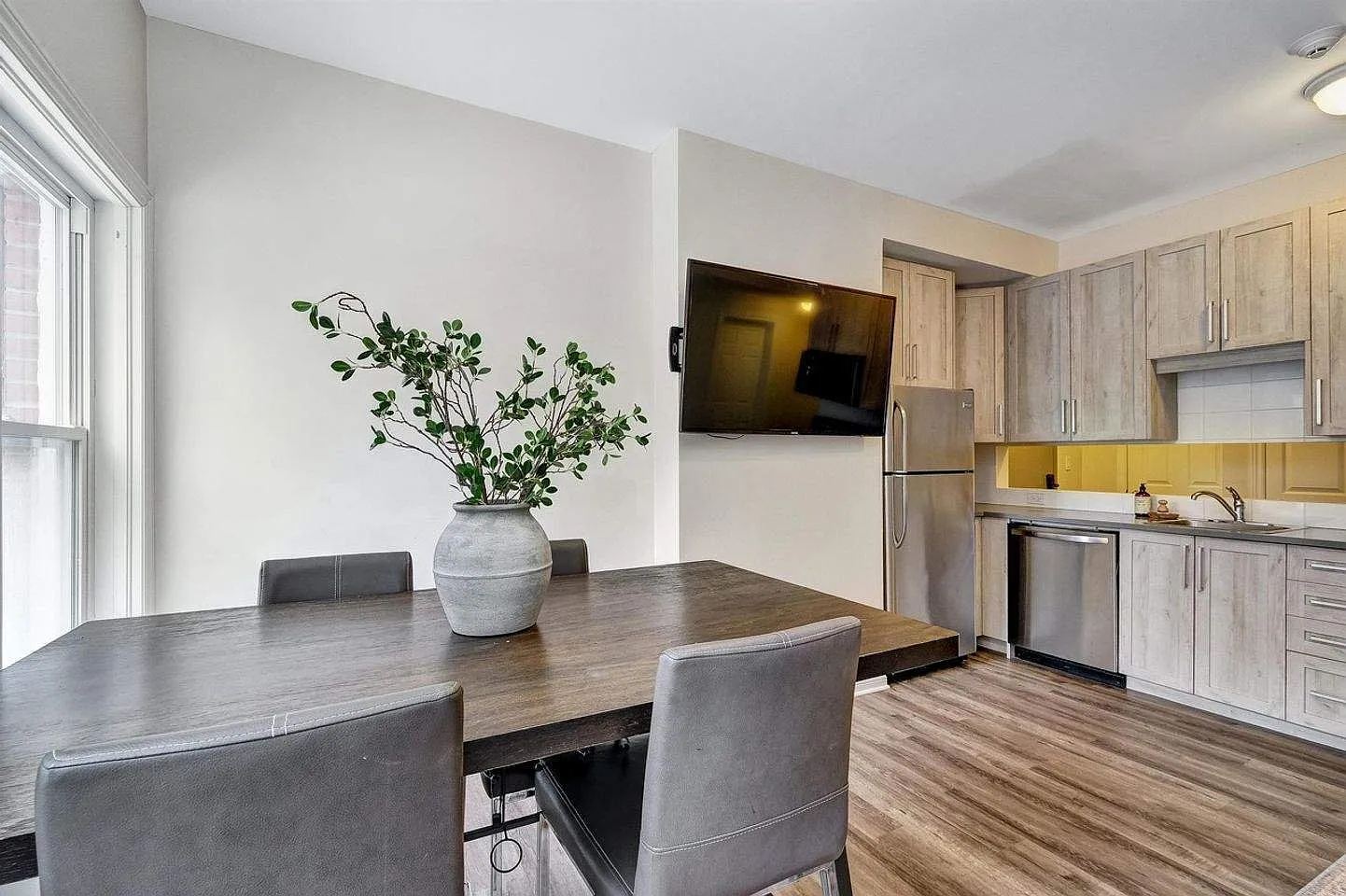 84 Russell Avenue — Photo 4