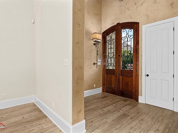 3rd image of 105 Calais Ct