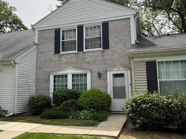 32 Bright Oaks Cir #1, Cary, IL 60013