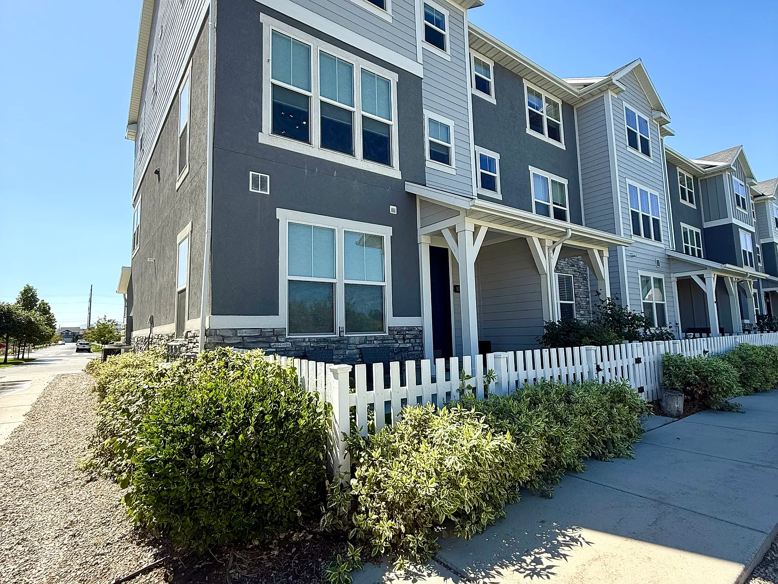 4 bed, 1960 sqft, $2,350 — Photo 1