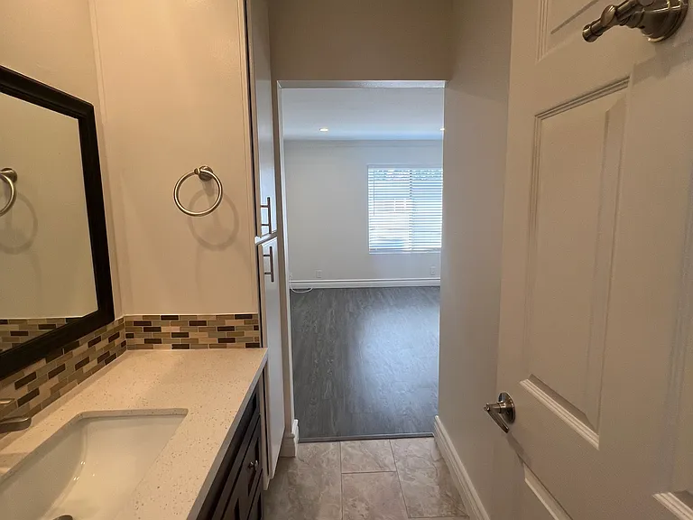 4307 Whitsett Ave #204 — Photo 31