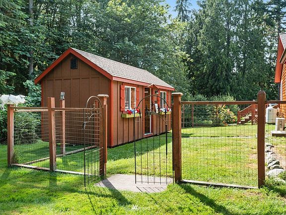 Darling craft/office space in one of the fenced areas on site.