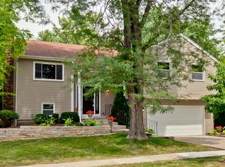 152 Midway Ln, Vernon Hills, IL