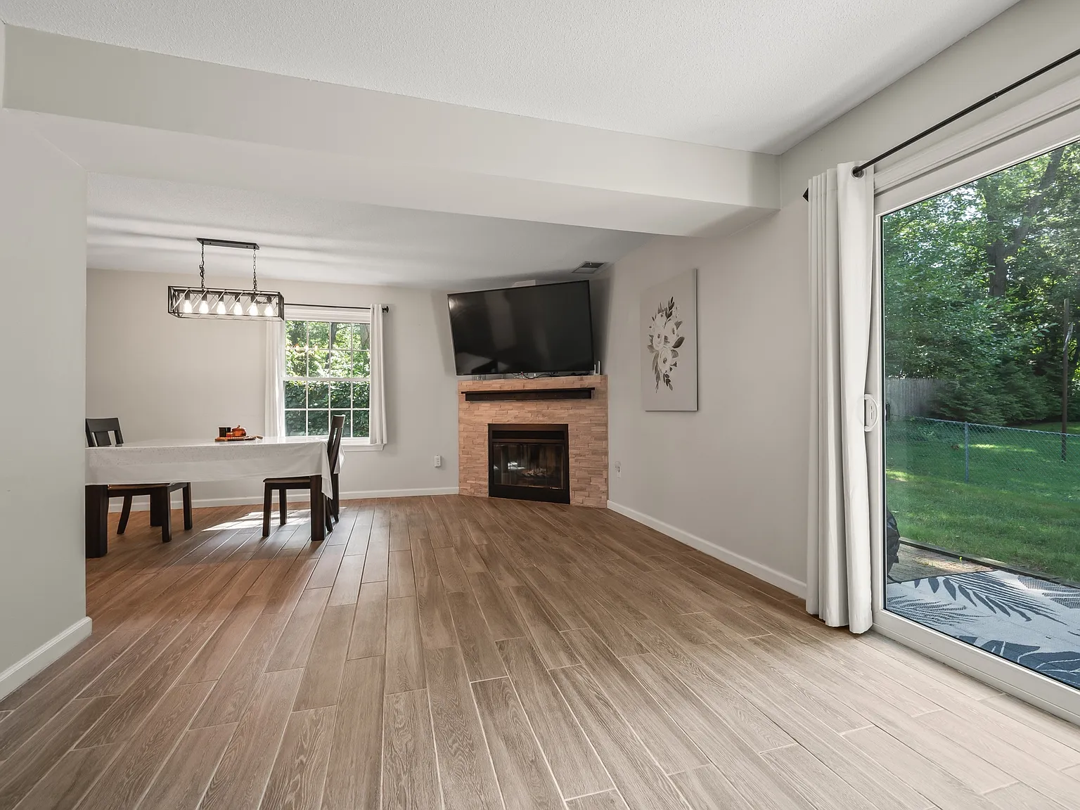 3 bed, 1342 sqft, $3,000 — Photo 4