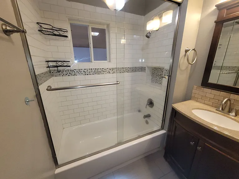 1001 Lozier Ln — Photo 4