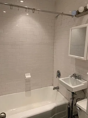 Rented by Salon Realty Corp | media 7