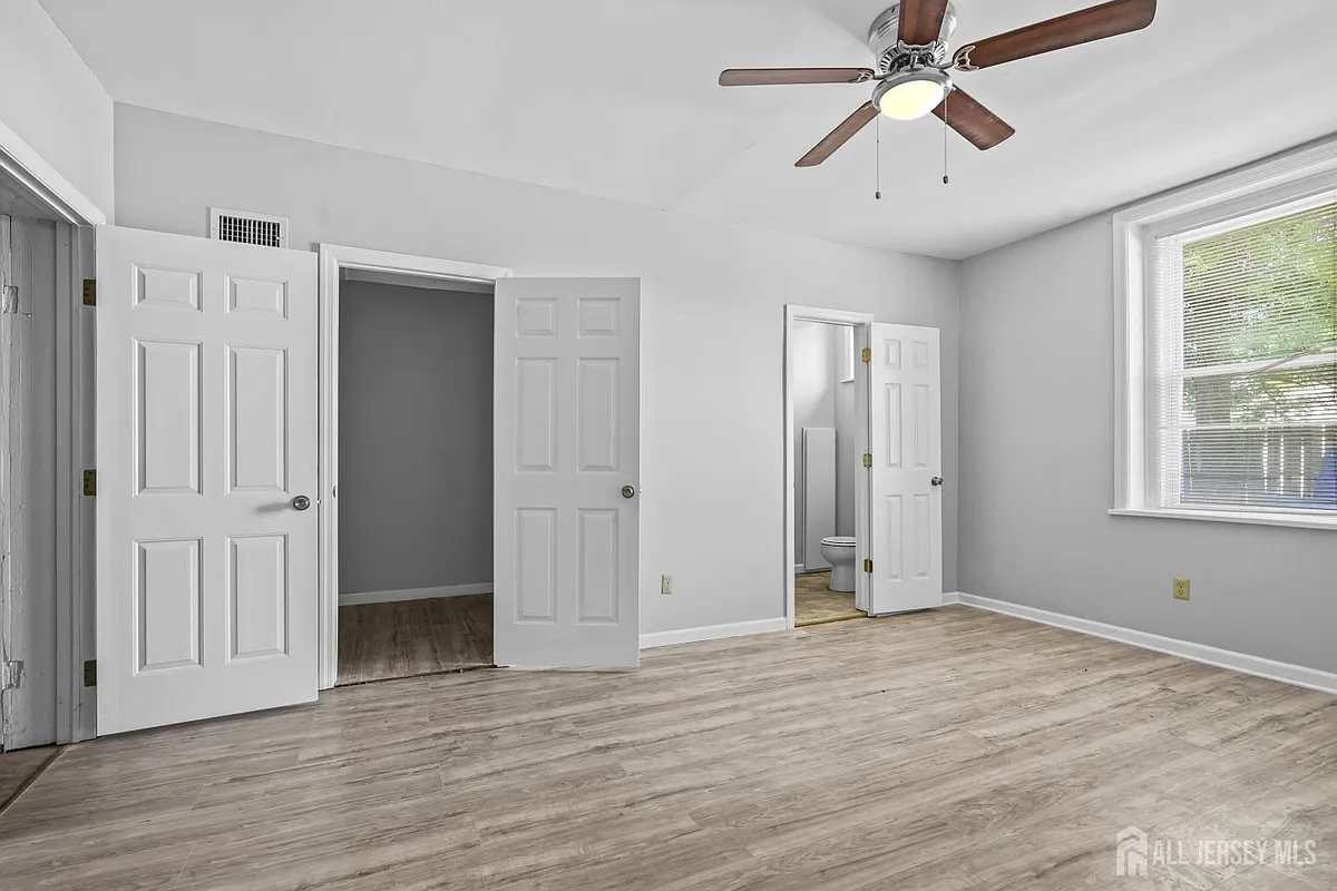 Building Photo - 107 Macarthur Ave #2