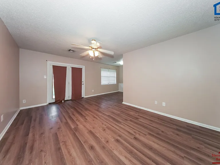 119 SE Surrey Ln — Photo 3
