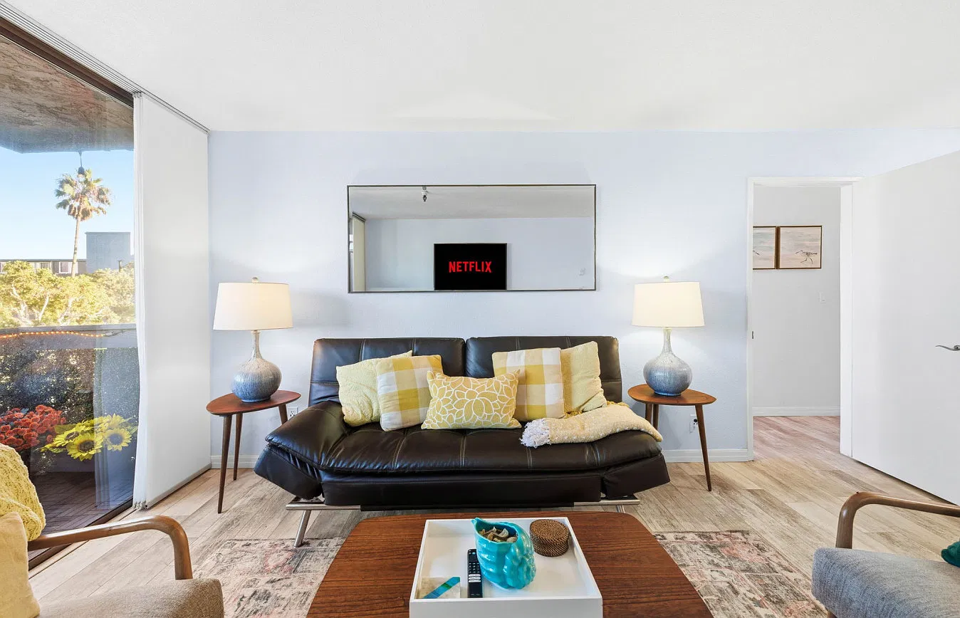 2 bed, 978 sqft, $4,737 — Photo 3