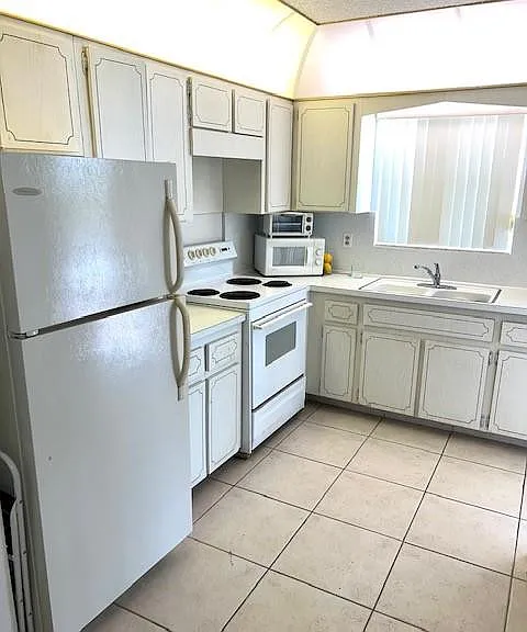 1455 N 12th Ct #6B — Photo 3