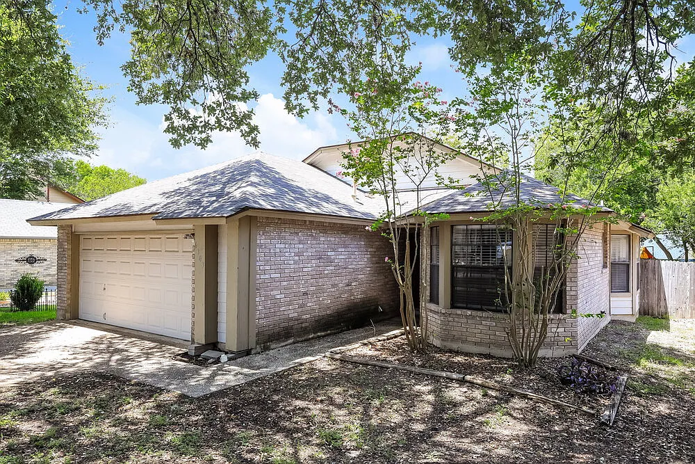 3 bed, 2.0 bath, 1351 sqft, $1,700 — Photo 3
