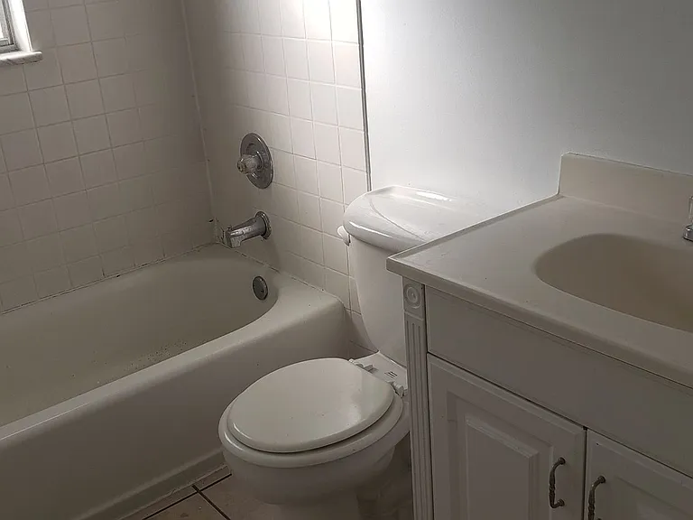 1115 E Oak St — Photo 5