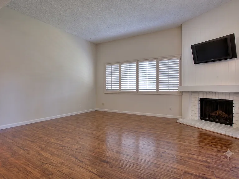 Living room. Picture from previous listing.