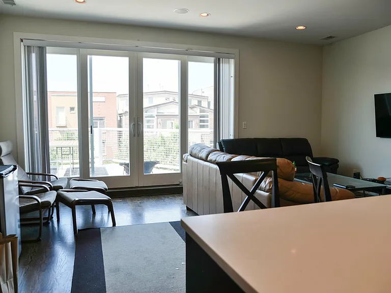 2127 W Division St #2 — Photo 5