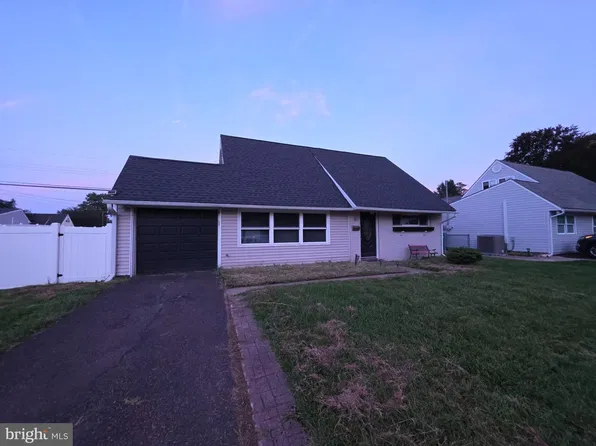 36 Kingwood Ln, Levittown, PA 19055