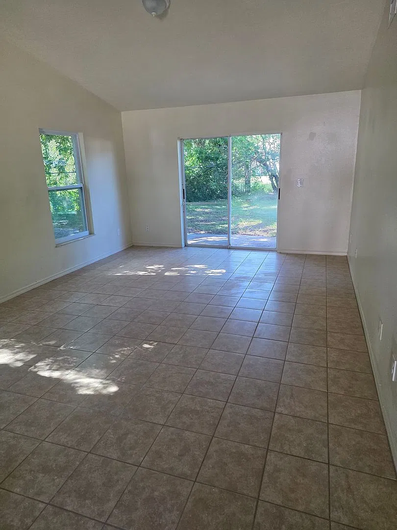2/1 Duplex For Rent — Photo 3