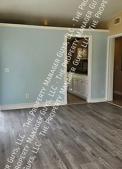 1925 Laredo Dr — Photo 3
