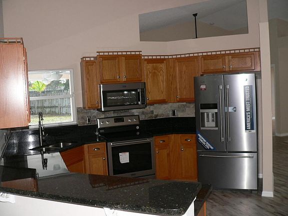 3rd image of 2003 NE Christopher Ct