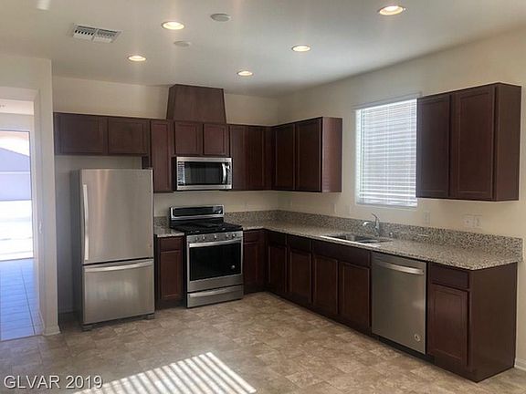 4th image of 214 Mountain Cedar Ct