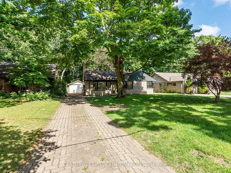 32 Braemar Cres — Photo 2