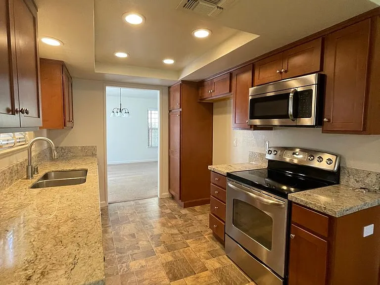 9270 Emerald Crest Dr — Photo 3