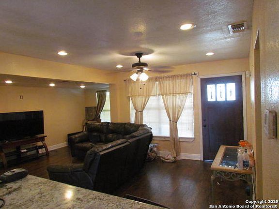 3rd image of 220 Elmo Ave