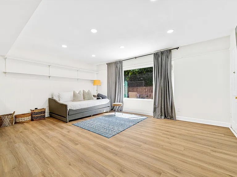 5400 Nagle Ave — Photo 14