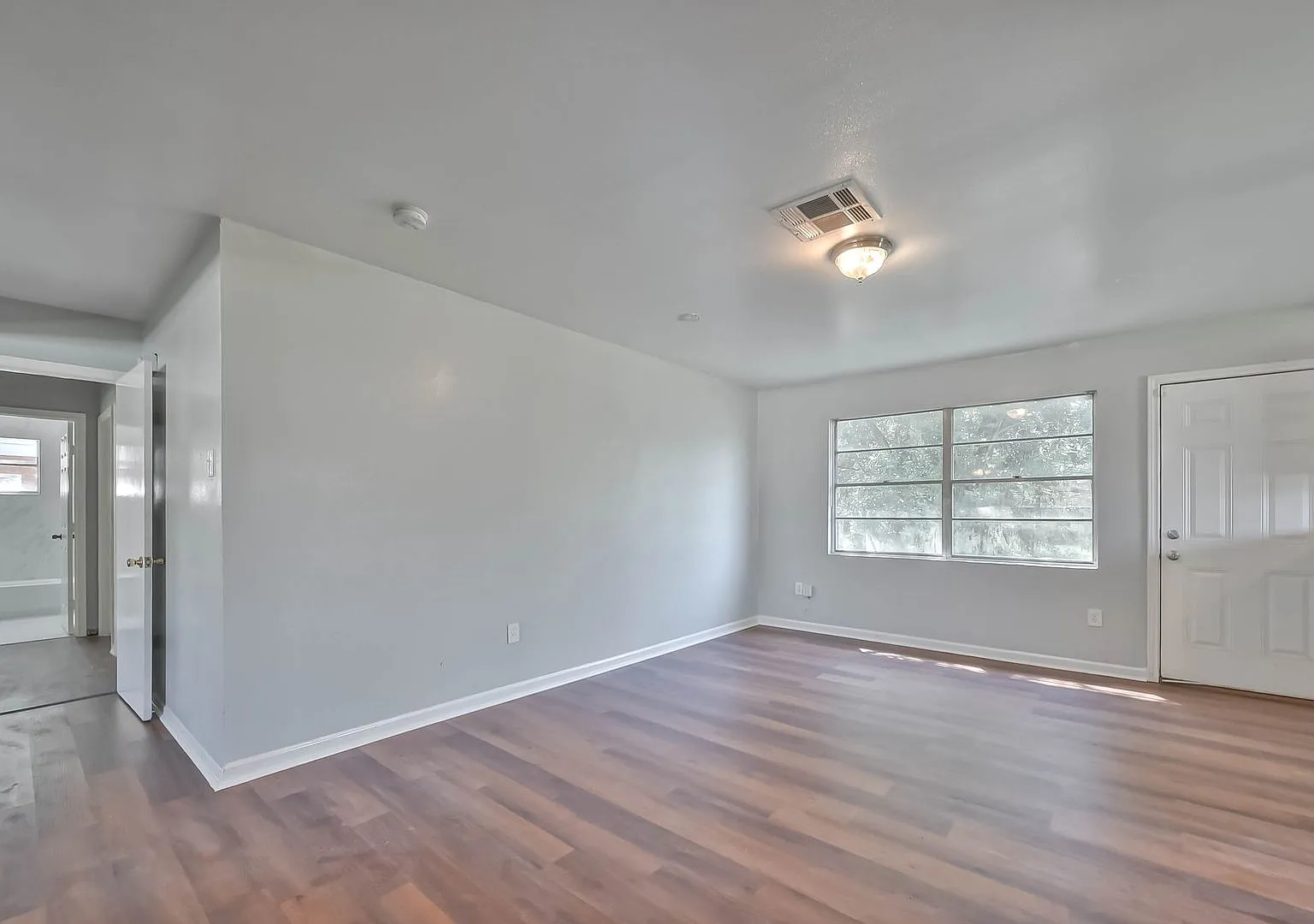 Fully Renovated 4BR/2BA Convenient South Houston Home Near Texas Medical Center & Major City Access — Photo 3