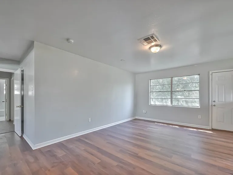 3918 Tavenor Ln — Photo 3