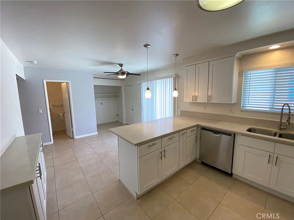 3 bed, 2.5 bath, 1352 sqft, $3,900 — Photo 4