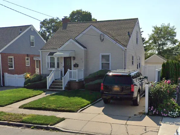 12 Scherer Blvd, Franklin Square, NY 11010