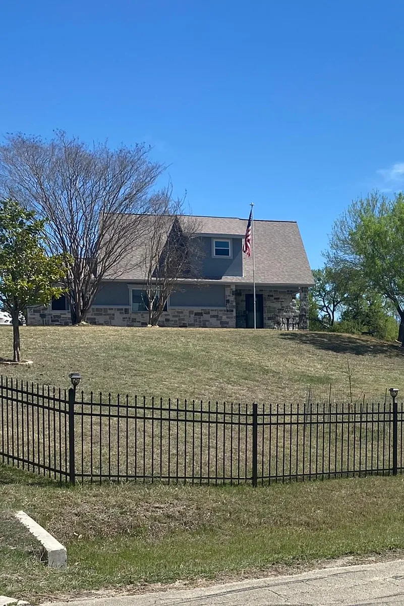 Building Photo - 2209 Apache Dr