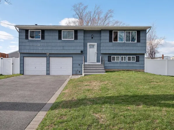 81 Andrew Avenue, Islip Terrace, NY 11752