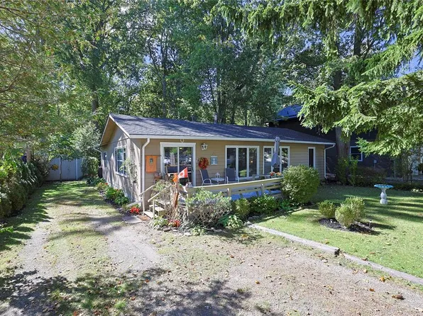 9906 Lake Rd, Lambton Shores, ON N0M 1T0