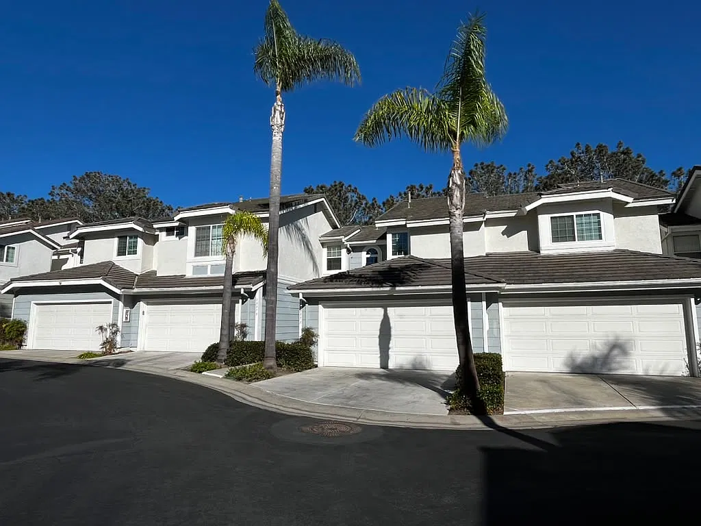 2 bed, 2.5 bath, 1386 sqft, $4,400 — Photo 2